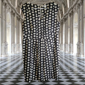 Calvin Klein 14‎ sleeveless, v neck, black & white sheath dress. Work, office
